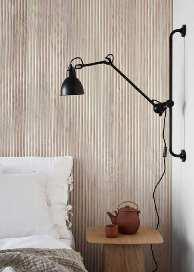 42. Luminária de parede moderna para decoração de quarto com parede de madeira – Foto: Coco Lapine Design