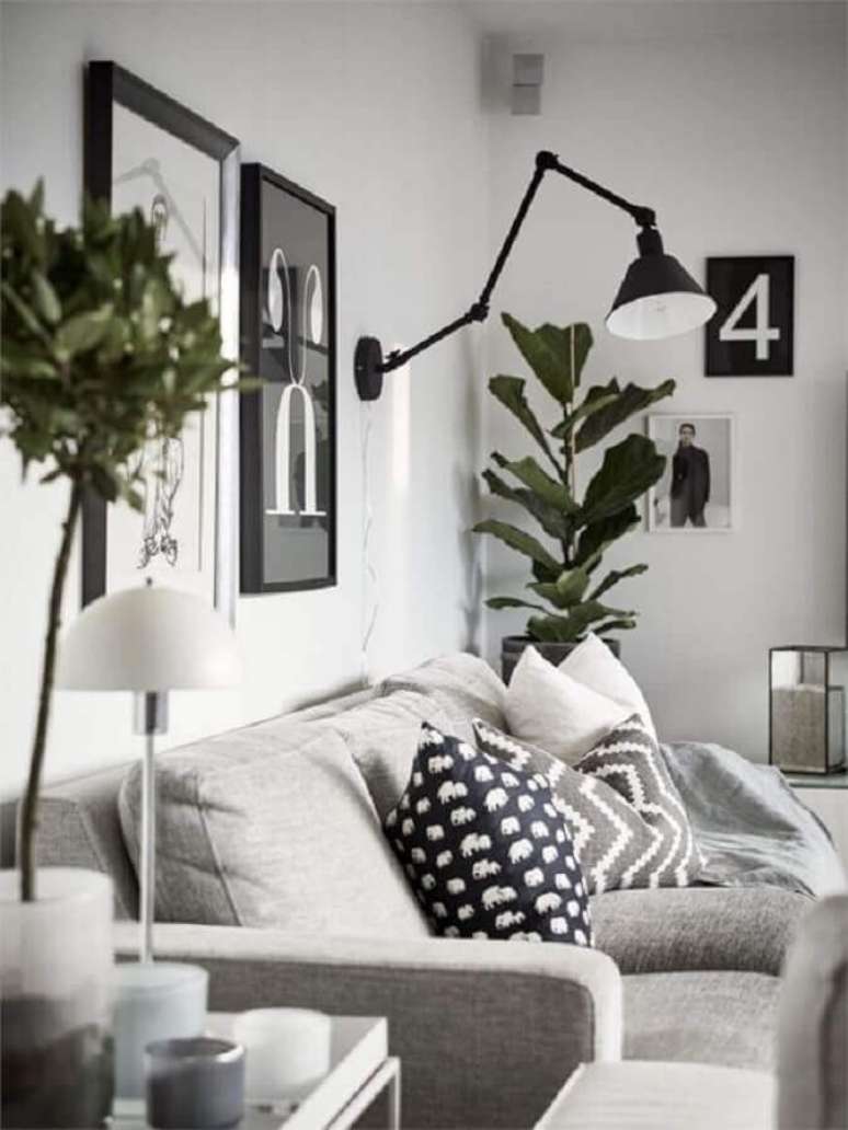 64. Sala branca decorada com sofá cinza e luminária articulada de parede – Foto: Editions de l’Arkhan