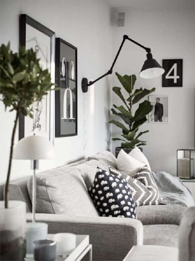 64. Sala branca decorada com sof&aacute; cinza e lumin&aacute;ria articulada de parede &ndash; Foto: Editions de l&rsquo;Arkhan