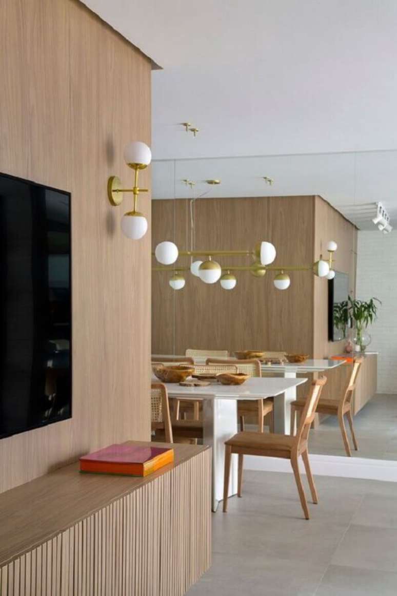 54. Luminária de parede para sala de TV integrada com sala de jantar moderna – Foto: Casa de Valentina