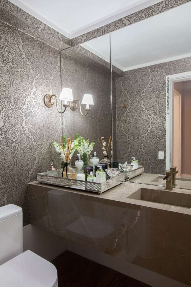 17. Decoração sofisticada com luminária de parede para banheiro planejado com papel de parede – Foto: MaraRamos Arquitetura e Design