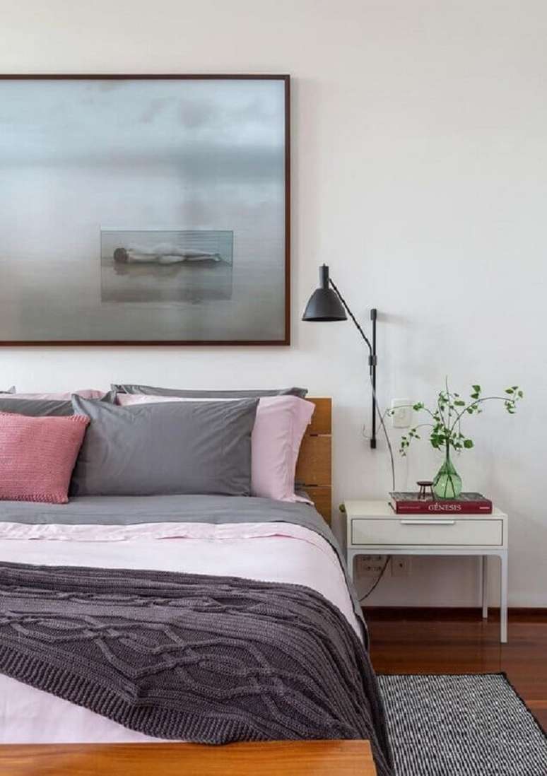 46. Lumin&aacute;ria de parede para quarto branco decorado com quadro grande &ndash; Foto: Hist&oacute;rias de Casa