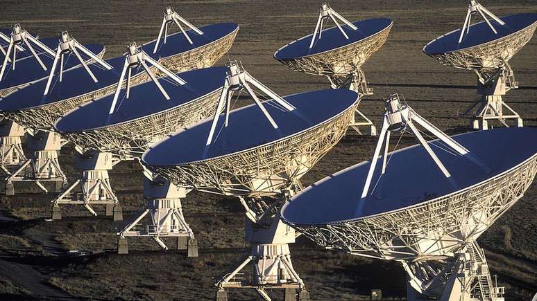 Antenas móveis, conhecidas como Very Large Array (VLA), recebem sinais de rádio, alguns extremamente fracos, de todo o cosmos