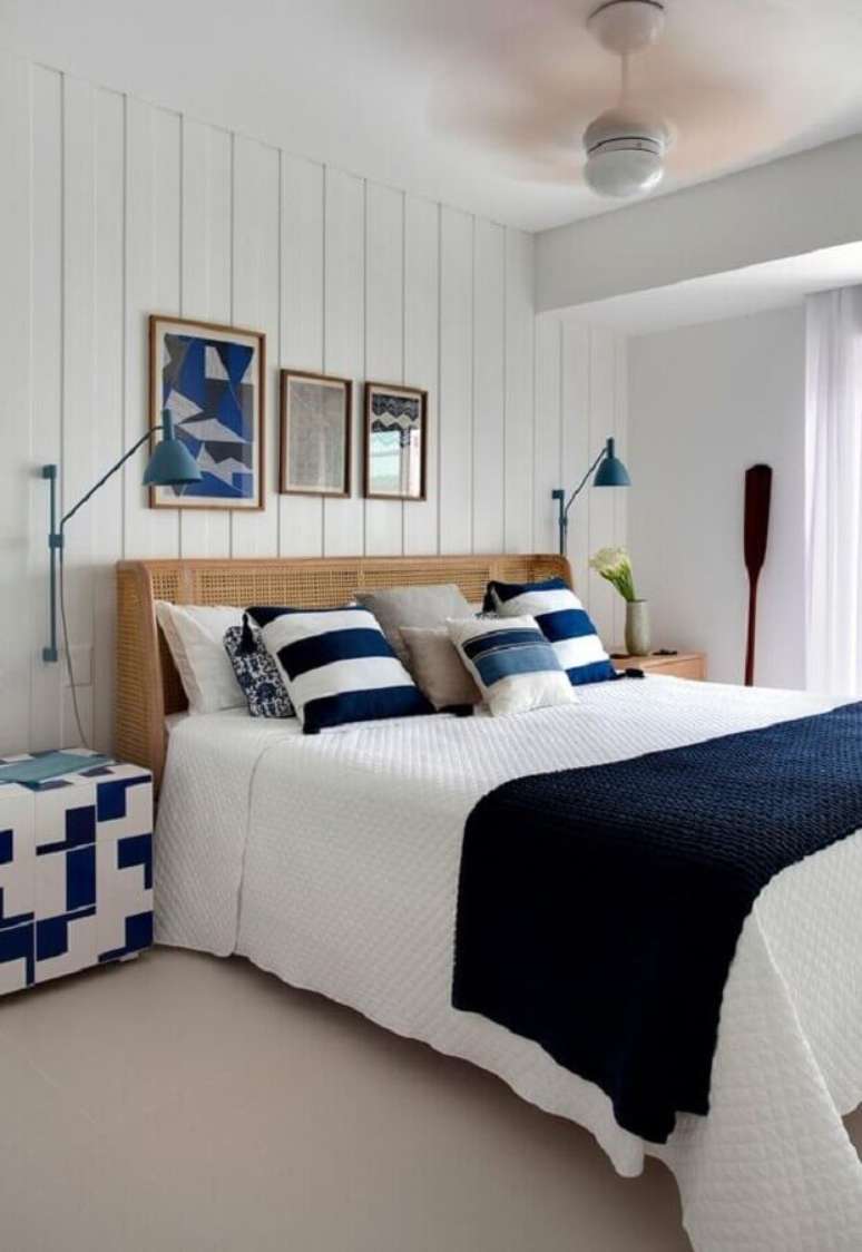 41. Lumin&aacute;ria de parede azul para quarto de casal decorado com cabeceira r&uacute;stica &ndash; Foto: Casa de Valentina
