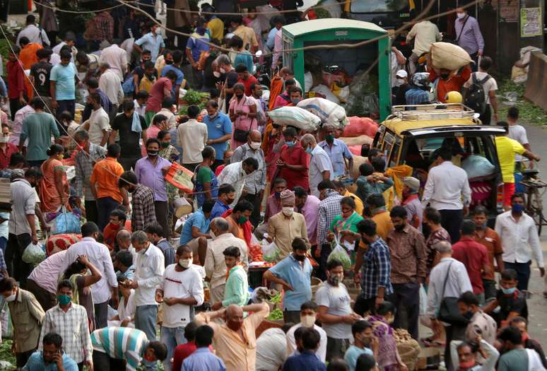 Mercado lotado em Mumbai
05/04/2021
REUTERS/Niharika Kulkarni