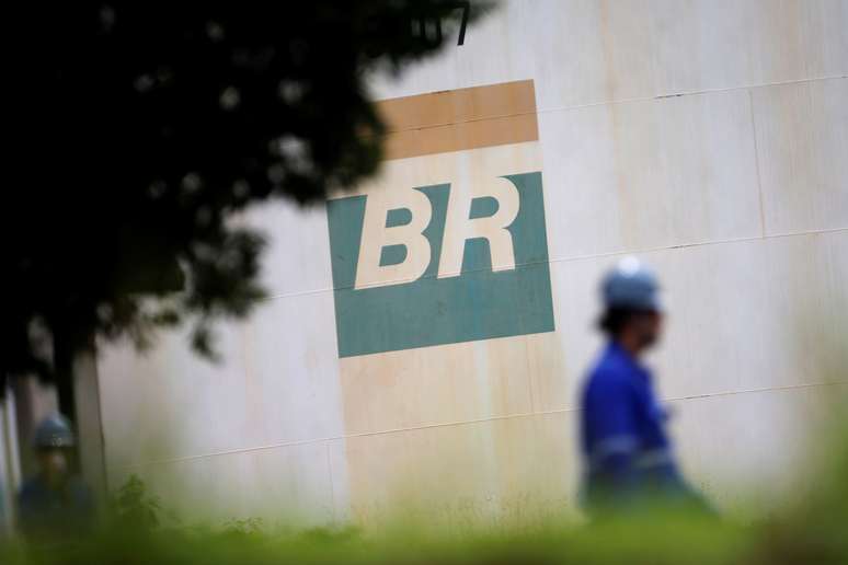 Logo da petroleira brasileira Petrobras em instala&ccedil;&otilde;es da companhia em Bras&iacute;lia
REUTERS/Adriano Machado
