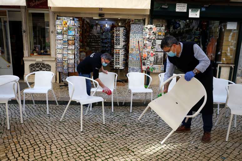 Funcionários limpam cadeiras de restaurantes em Lisboa
05/04/2021
REUTERS/Pedro Nunes