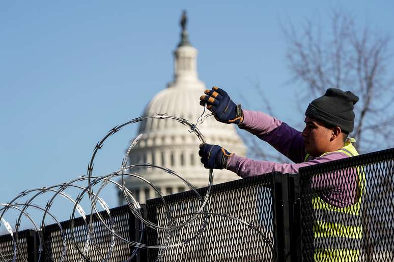 Funcionário remove arame de cerca no entorno do Capitólio, em Washington
20/03/2021
REUTERS/Joshua Roberts