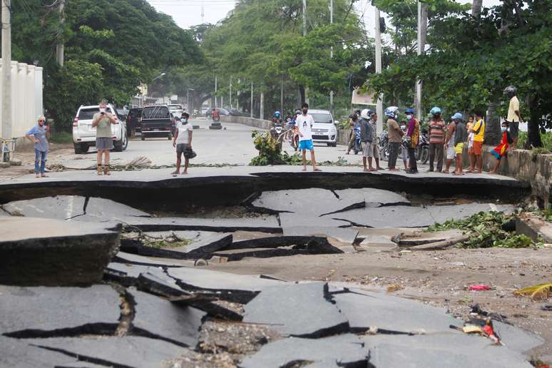 Rua destru&iacute;da por tempestade provocada por ciclone em Dili, no Timor Leste
05/04/2021
REUTERS/Lirio da Fonseca
