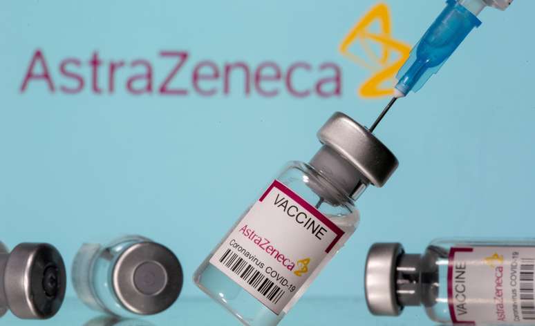 Frascos rotulados como de vacina da AstraZeneca contra Covid-19 em frente ao logo da empresa em foto de ilustração
14/03/2021 REUTERS/Dado Ruvic