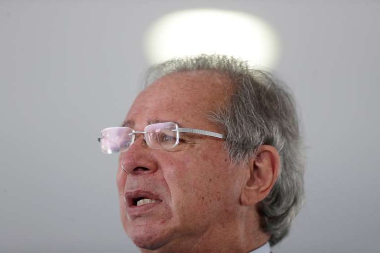 Ministro da Economia, Paulo Guedes, fala ap&oacute;s reuni&atilde;o com o presidente Jair Bolsonaro no Pal&aacute;cio do Planalto em Bras&iacute;lia
08/03/2021
REUTERS/Ueslei Marcelino