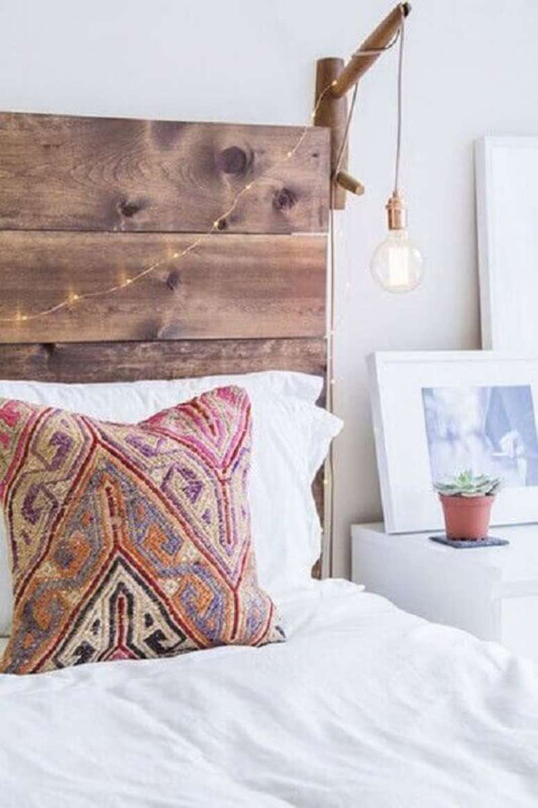 29. Decora&ccedil;&atilde;o de quarto com cabeceira r&uacute;stica e lumin&aacute;ria de parede de madeira &ndash; Foto: Lonny Magazine