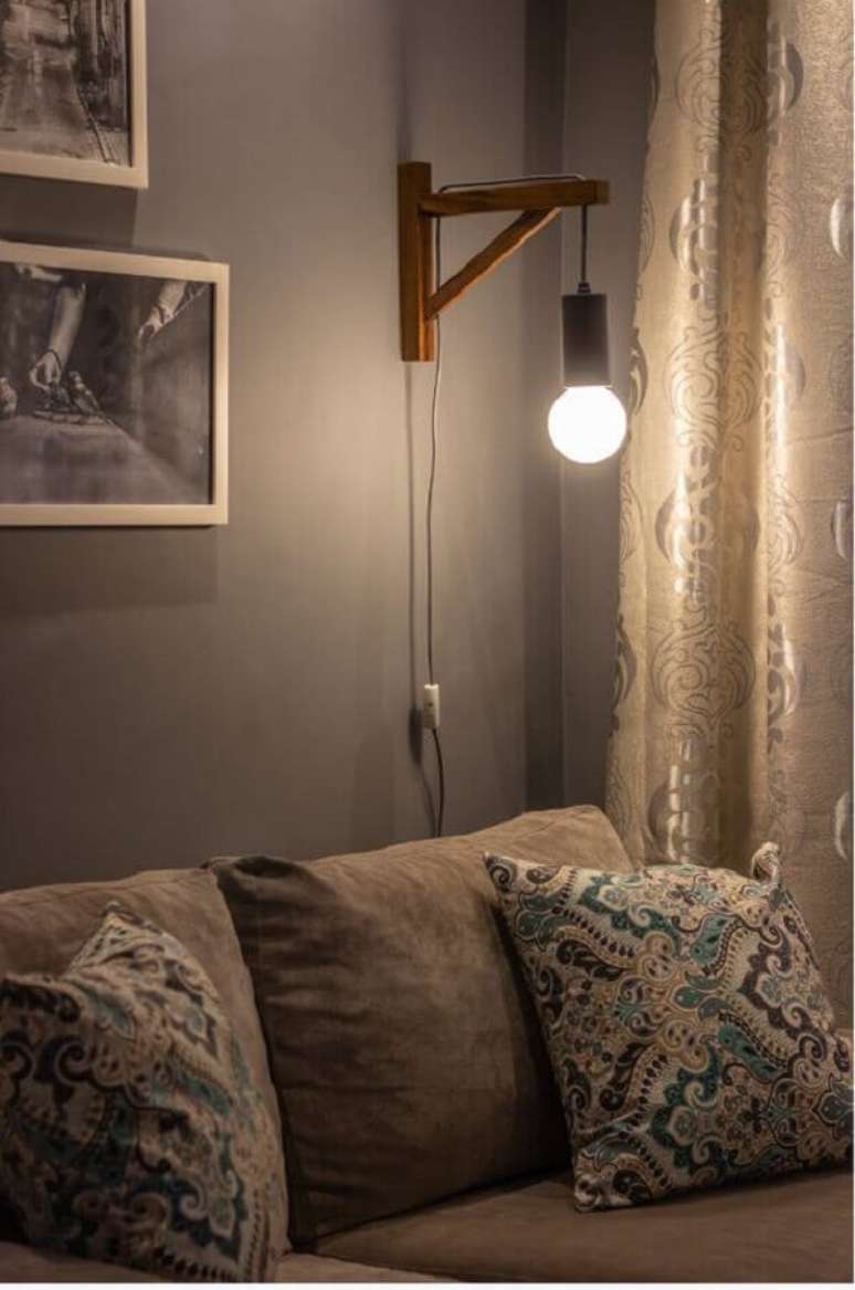 26. Decoração com luminária de parede sala de estar cinza – Foto: MeuEstiloDecor