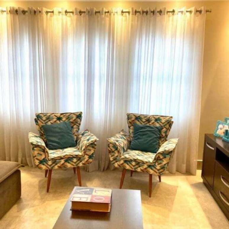 5. Sala de estar moderna com poltrona decorativa opala pé palito. Fonte: Pinterest