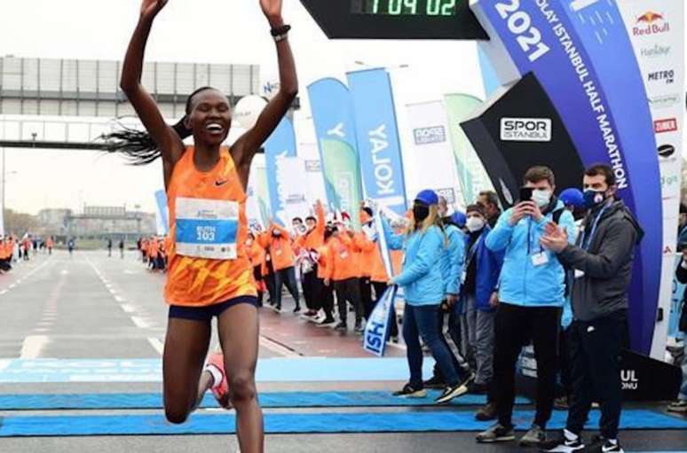 Com 1h04m02s, a queniana Ruth Chepngetich vence a Meia Maratona N Kolay, em Istambul, com direito a recorde mundial. (Divulgação)