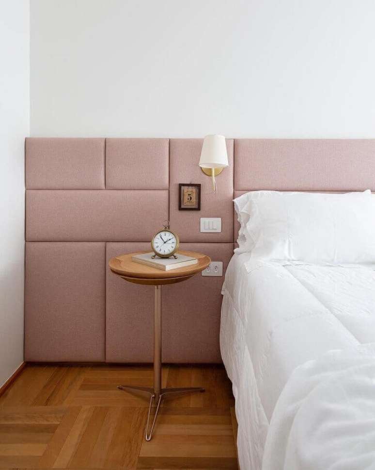 23. Luminária de parede quarto decorado com cabeceira rosa estofada – Foto: Manual da Obra