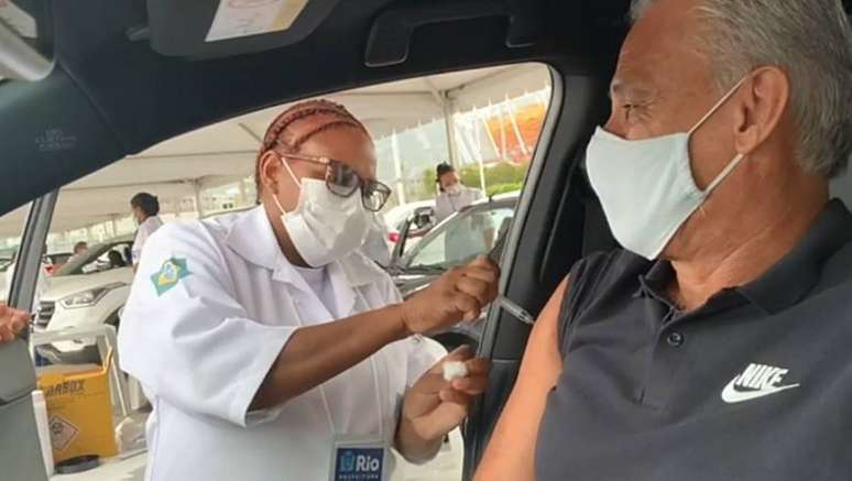 Tite recebe a primeira dose da vacina contra a covid-19
