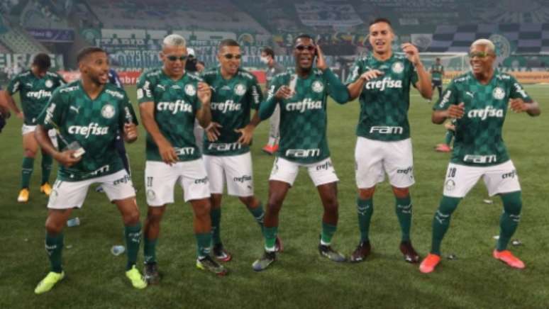 Wesley, Veron, Esteves, Patrick, Renan e Danilo: Crias da Academia comemorando o título da Copa do Brasil (Foto: Cesar Greco/Palmeiras)