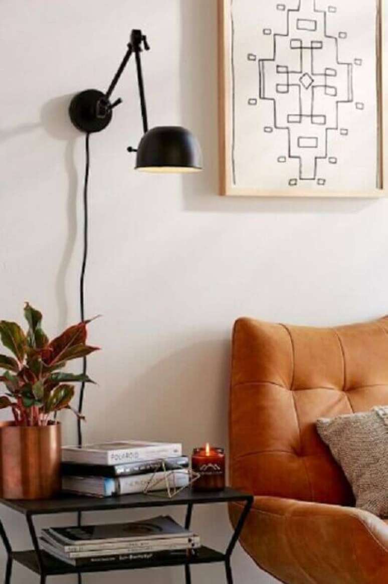 39. Decora&ccedil;&atilde;o com lumin&aacute;ria de parede sala de estar com poltrona marrom &ndash; Foto: The Everygirl