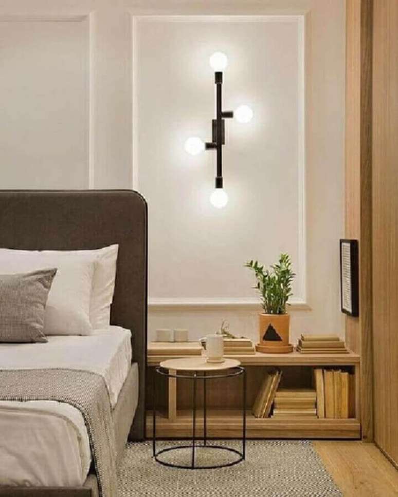 63. Quarto sofisticado decorado com lumin&aacute;ria de parede moderna &ndash; Foto: Archilovers