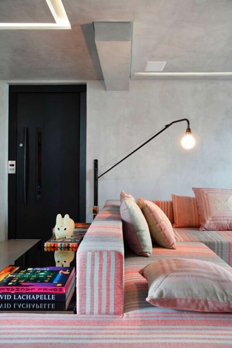 53. Lumin&aacute;ria de parede para sala de estar moderna decorada com parede de cimento queimado &ndash; Foto: Fashionismo