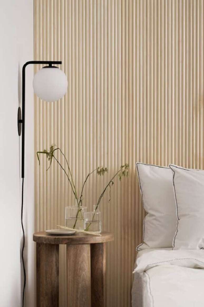 27. Decora&ccedil;&atilde;o com mesa de cabeceira r&uacute;stica e lumin&aacute;ria de parede para quarto &ndash; Foto: Coco Lapine Design