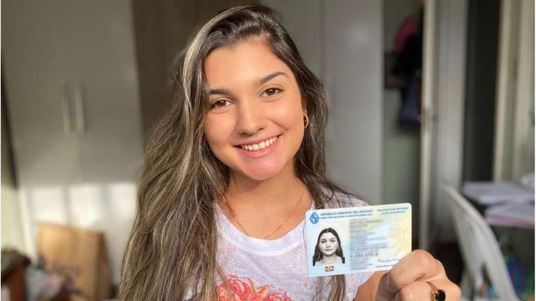 Manuella Ibargoyen, de 20 anos, posa com a cidadania uruguaia: documento dá direitos no país vizinho à brasileira