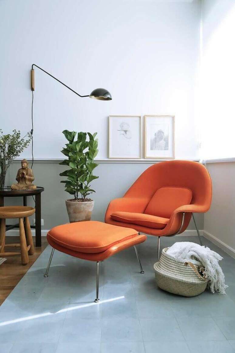 11. Lumin&aacute;ria de parede para cantinho de leitura decorado com poltrona laranja &ndash; Foto: Casa de Valentina