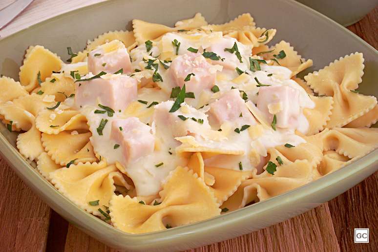 Macarrão com molho branco e peito de peru