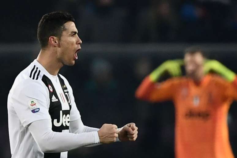Cristiano Ronaldo não quis papo com Gosens após derrota da Juventus (Foto: AFP)