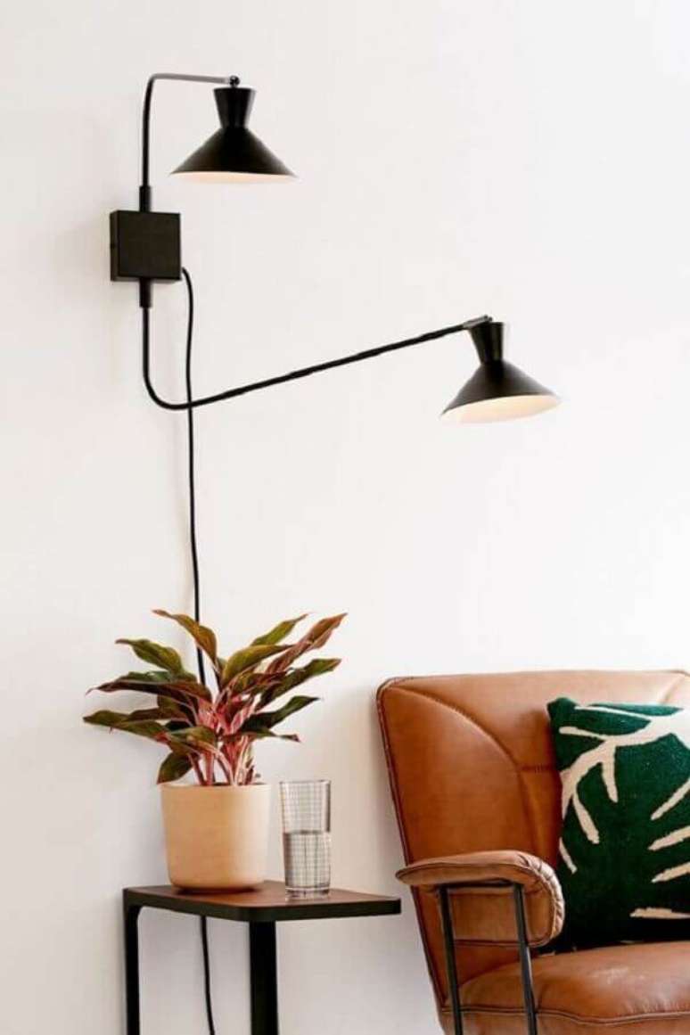 50. Decoração clean para sala branca com luminária decorativa de parede – Foto: Urban Outfitters