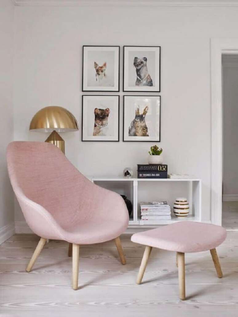 12. Sala minimalista branca decorada com poltrona pé palito rosa. Fonte: Pinterest