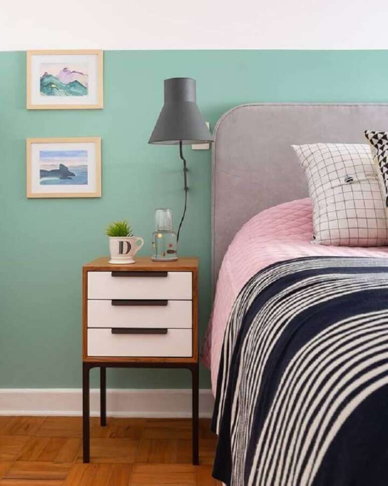 35. Decora&ccedil;&atilde;o simples com lumin&aacute;ria de parede para quarto com cabeceira estofada cinza &ndash; Foto: Jeito de Casa