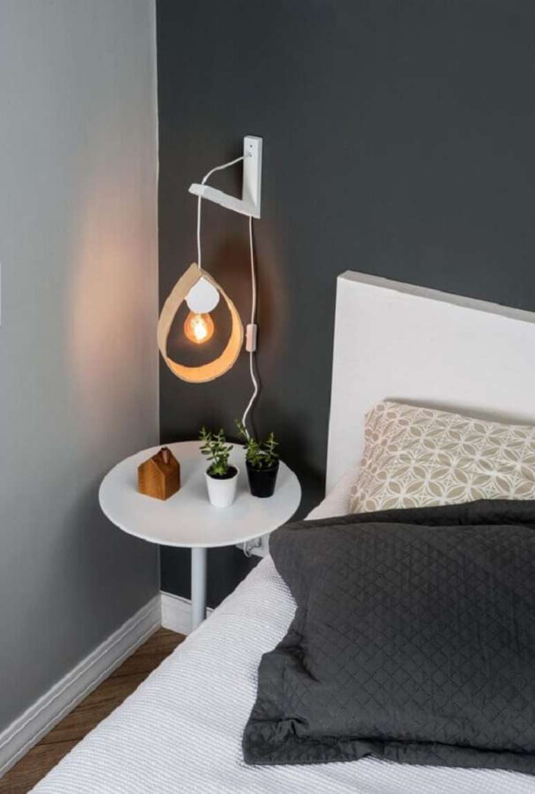 60. Quarto cinza e branco decorado com lumin&aacute;ria de parede simples &ndash; Foto: Boobam