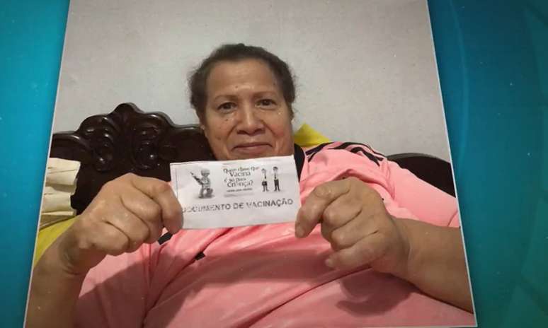 Dona Loiva mostra carteirinha de vacinação após ser vacinada (Foto: Reprodução/Globo)
