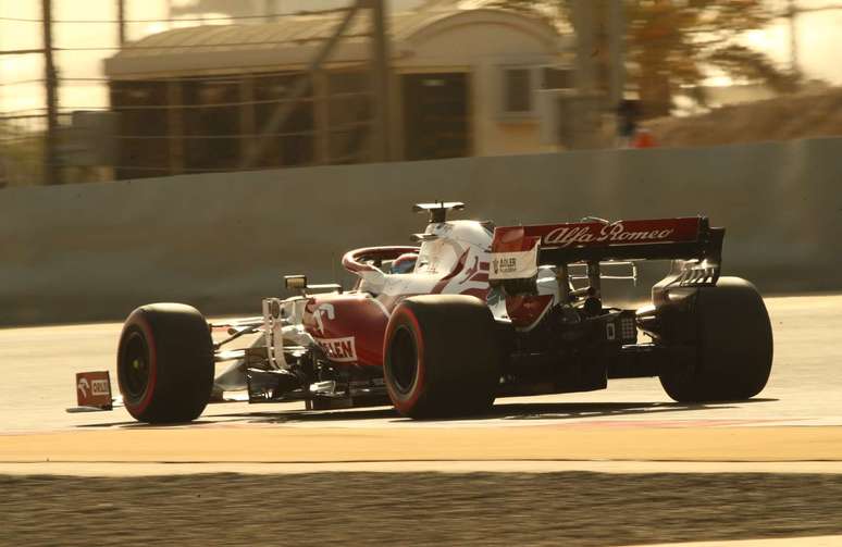 Kimi Räikkönen foi até o Q2, mas larga só em 14º 