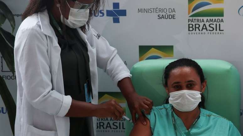 A melhora da pandemia está diretamente relacionada com o avanço da vacinação, defende Fauci