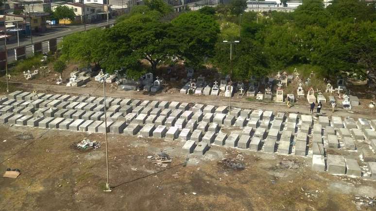 No Equador, novos túmulos tiveram que ser construídos devido ao alto número de mortes por covid-19