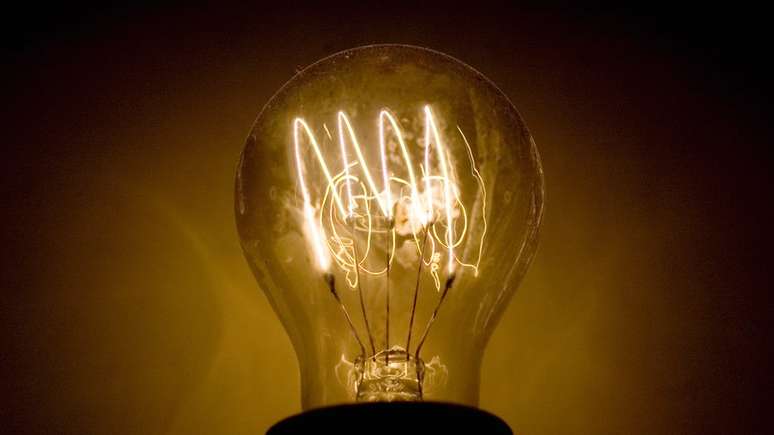 Um ser humano em repouso requer aproximadamente a mesma quantidade de energia que uma lâmpada incandescente antiga para sustentar seu metabolismo