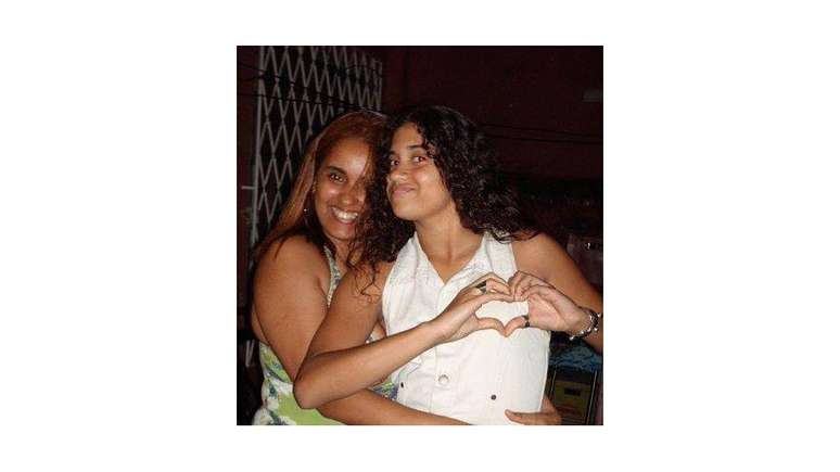 Adriana Silveira ao lado de sua filha, Luiza, assassinada aos 15 anos pelo atirador de Realengo. Ela fundou a associação dos Anjos de Realengo para lutar por mais segurança nas escolas