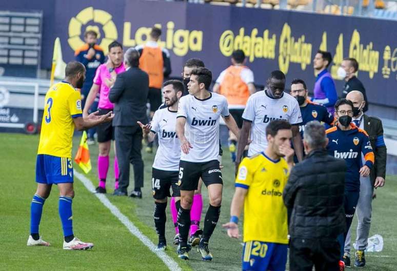 Diakhaby abandonou terreno de jogo após acusação de racismo (Foto: Reprodução / Twitter Valencia)