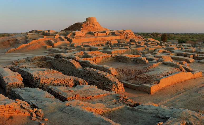 Após o advento da agricultura, os humanos começaram a viver em assentamentos grandes e complexos, como Mohenjo Daro, no Paquistão