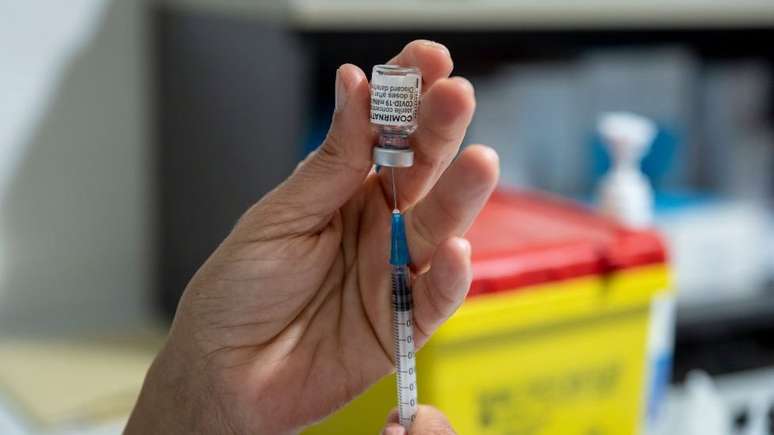 Especialistas dizem que vários fatores estão obstruindo a distribuição global das vacinas da Covid