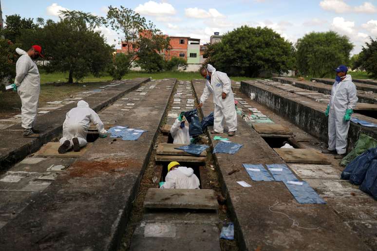 Funcionários com trajes de proteção fazem exumações no cemitério de Vila Nova Cachoeirinha, em São Paulo
01/04/2021 REUTERS/Amanda Perobelli