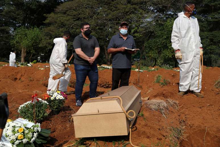 Idosa que morreu de Covid-19 &eacute; sepultada no cemit&eacute;rio de Vila Formosa, em S&atilde;o Paulo
23/03/2021
REUTERS/Amanda Perobelli