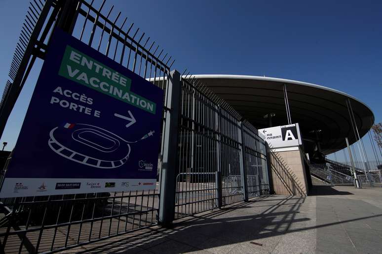 Stade de France transformado em centro de vacina&ccedil;&atilde;o contra Covid-19 em Saint-Denis, nos arredores de Paris
31/03/2021 REUTERS/Gonzalo Fuentes