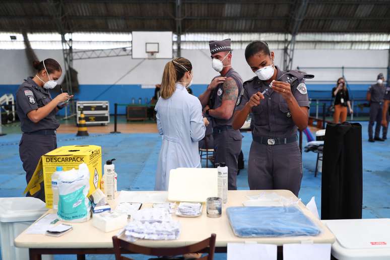 Policial militar é vacinado contra Covid-19 em São Paulo
05/04/2021
REUTERS/Amanda Perobelli