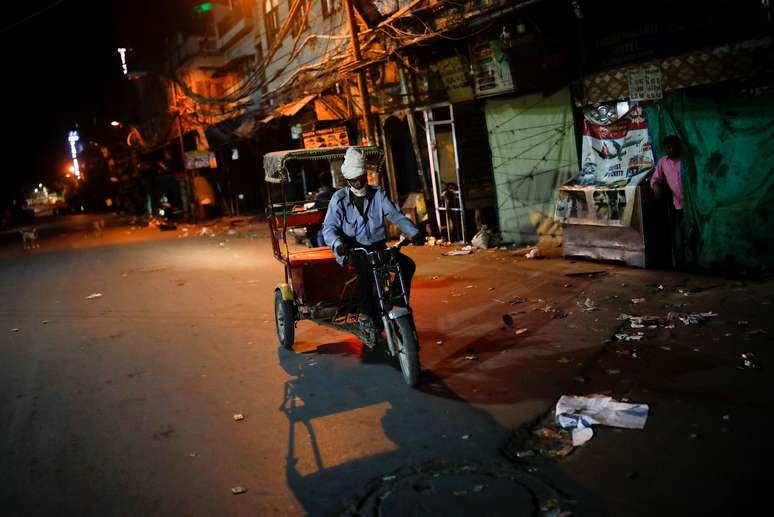 Homem em rua deserta de Nova Délhi durante toque de recolher da Covid-19
06/04/2021
REUTERS/Adnan Abidi