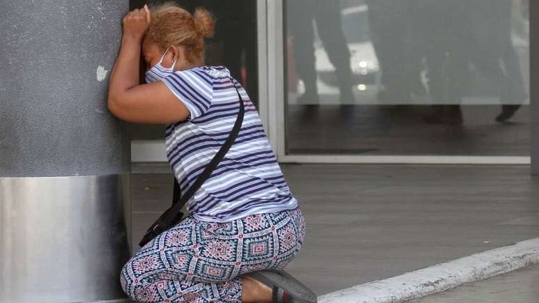 Imagens de pessoas chorando por seus entes queridos tornaram-se frequentes na cidade de Guayaquil em 2020