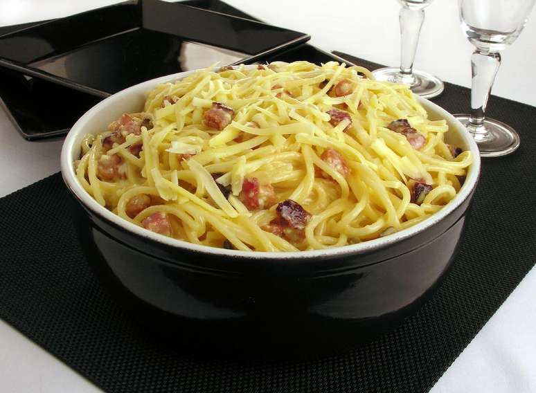 Macarr&atilde;o &agrave; carbonara americano